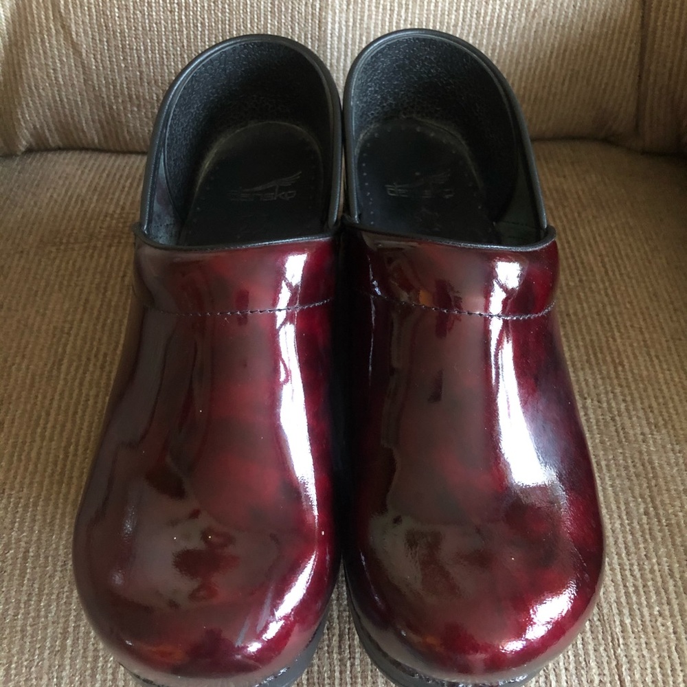 Dansko Shiny Maroon Clogs Size 41 (11)